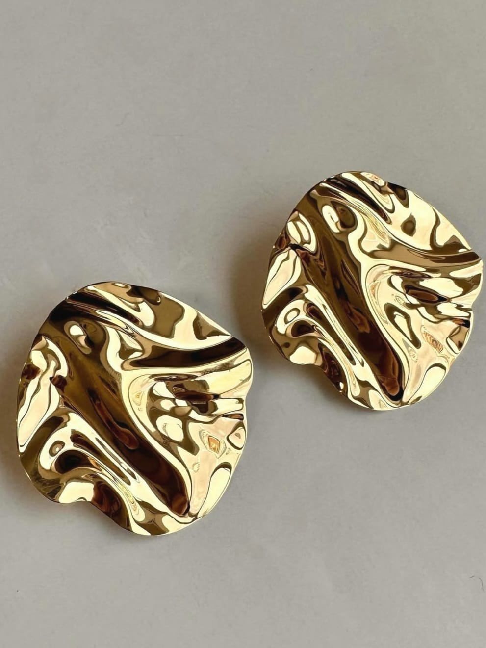 Brinco Metal Orgânico em Banho Ouro.