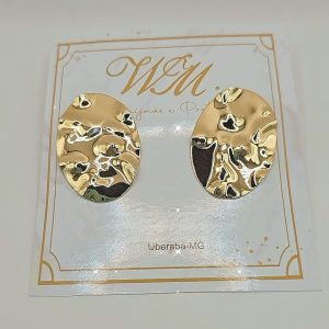 Brinco metal orgânico em banho ouro.