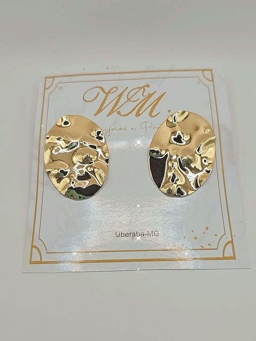Brinco metal orgânico em banho ouro.